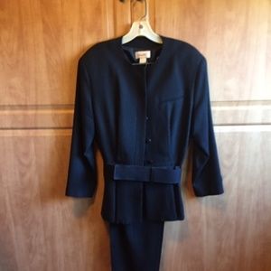 Black pantsuit size 6,  Wool Gaberdine, Stunning